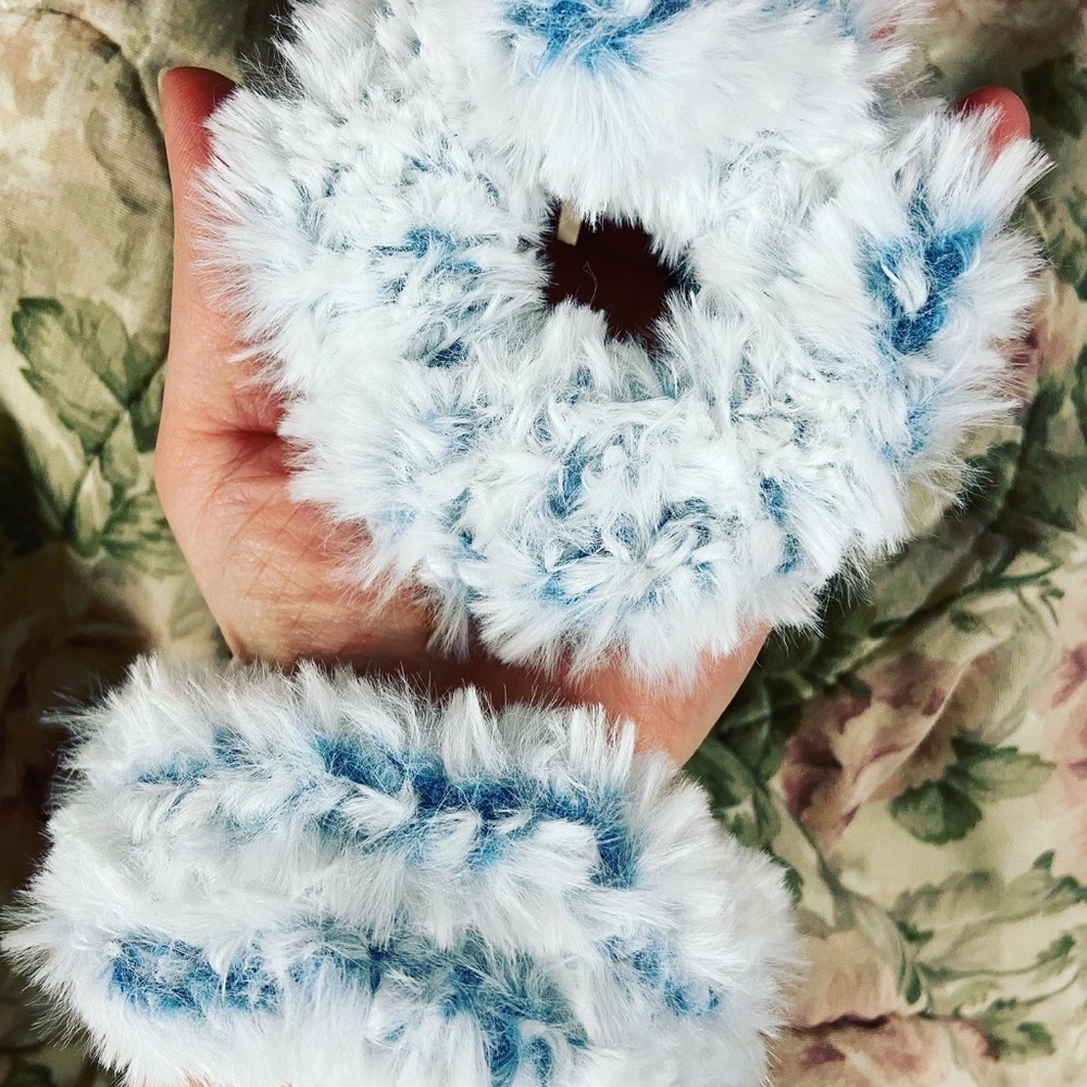 Crocheted Faux Fur Scrunchie (Sky Blue/White)